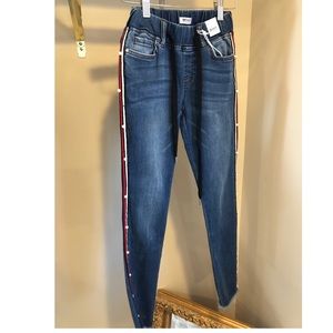 Jegging with Side Trim and Pearl Detail